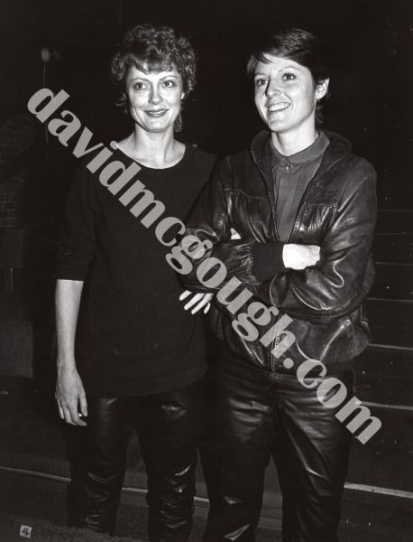 Susan Sarandon and sister, Amanda, 1982, NY.jpg
